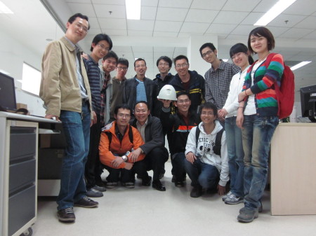 2012年3月实验室老师同学与丘天和他研发的NanoQ合影